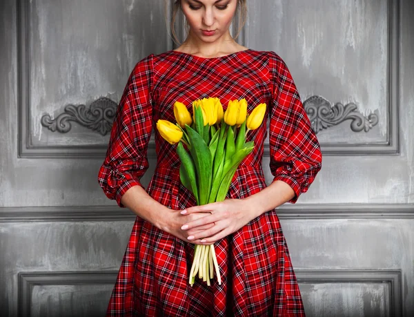 Romantikus nő, szőke haj, tulipán csokor — Stock Fotó