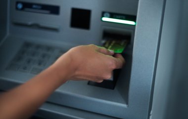 Bankacılık makine kullanan kadın