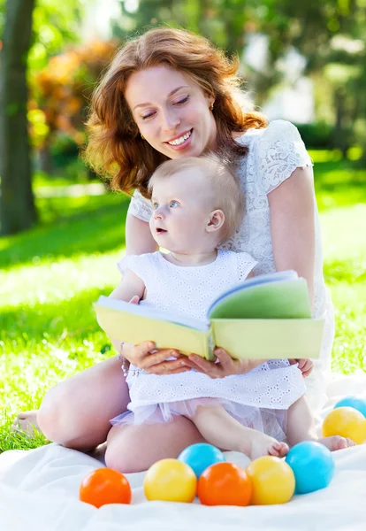 Außenporträt einer glücklichen Familie — Stockfoto