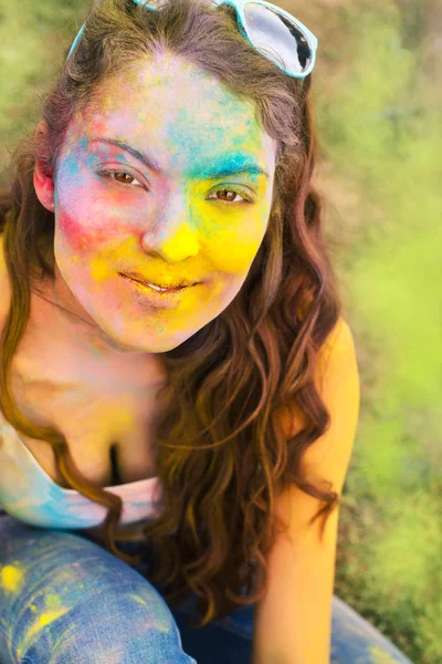 Felice giovane ragazza su holi festival del colore — Foto Stock