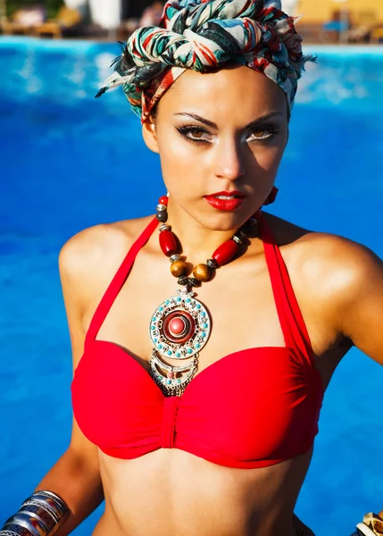 Hermosa mujer de moda cerca de la piscina —  Fotos de Stock