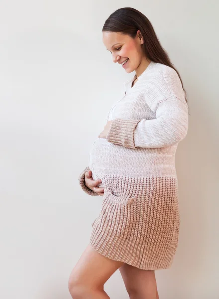 Retrato da jovem mulher grávida sorridente — Fotografia de Stock