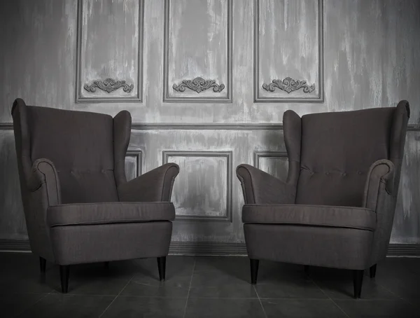 Two classic armchairs against a gray wall and floor — Stock Photo, Image