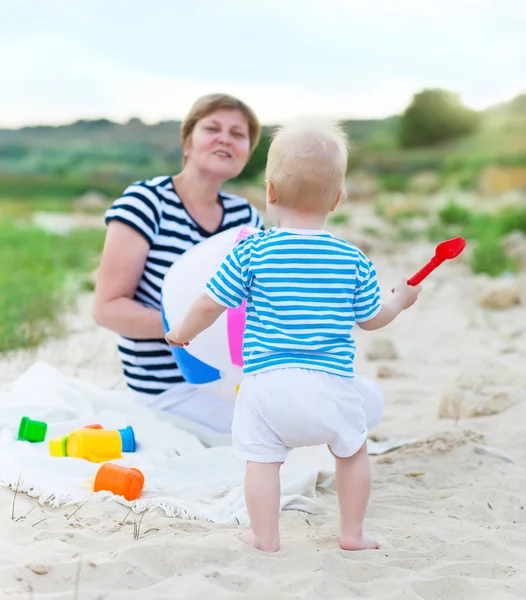 Gelukkig gezin hebben plezier op het strand — Stockfoto