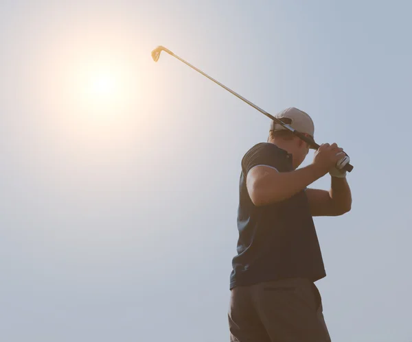 Mladý muž hraje golf, golfista bít plavební výstřel, kyvné cl — Stock fotografie