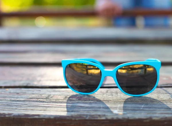 Primer plano de unas gafas de color turquesa —  Fotos de Stock