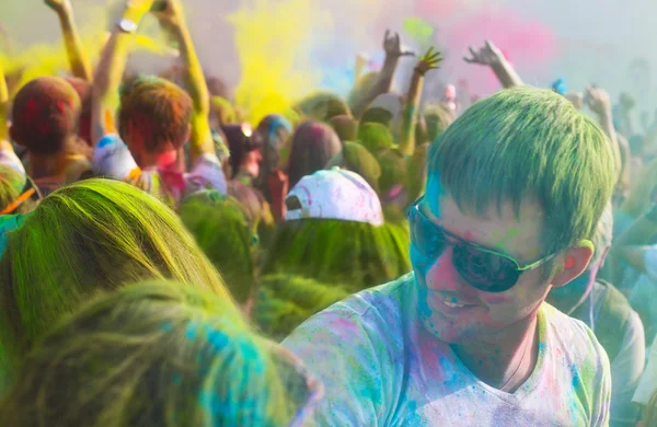 Молодой человек на фестивале цвета холи — стоковое фото