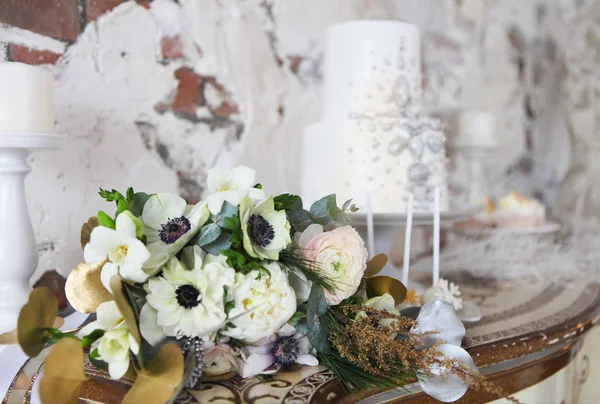 Hochzeitstorte mit silbernem Dekor und Hochzeitsstrauß mit Ran — Stockfoto