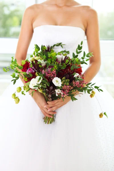 Unusual wedding bouquet with succulent flowers at hands of a bri — Stock Photo, Image