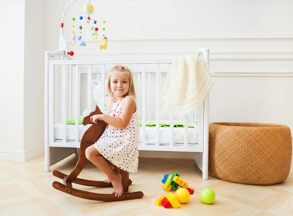 Niña linda en la habitación de la guardería —  Fotos de Stock