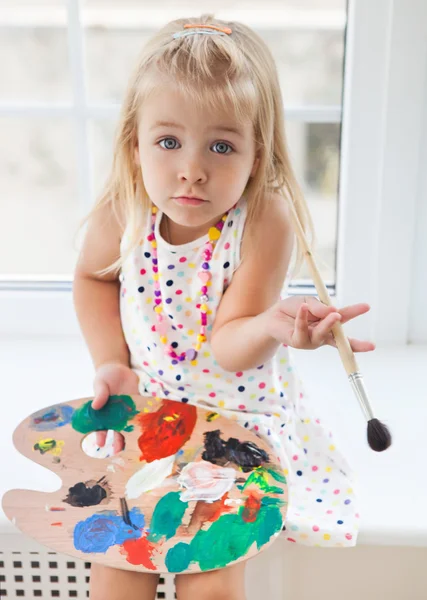 Χαριτωμένο μικρό κορίτσι σχεδίασης χρώματα — Φωτογραφία Αρχείου