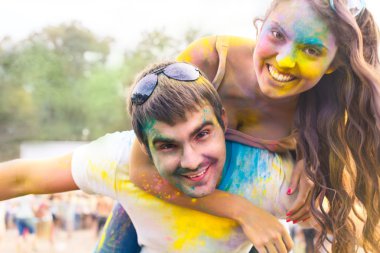 Holi renk festivalinde aşık mutlu çift