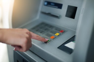 Bankacılık makine kullanan kadın