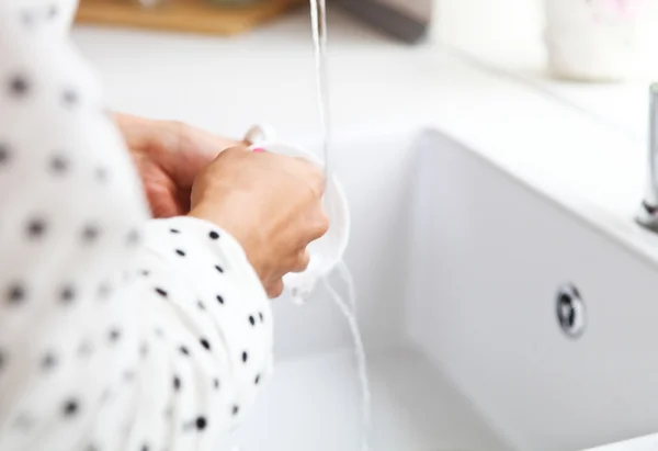 Kobieta mycie naczyń w zlewie — Zdjęcie stockowe
