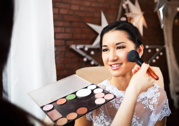 Make-up artist doen maken omhoog voor bruid — Stockfoto