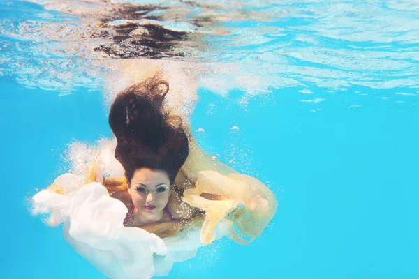 Під водою жінка крупним планом портрет — стокове фото