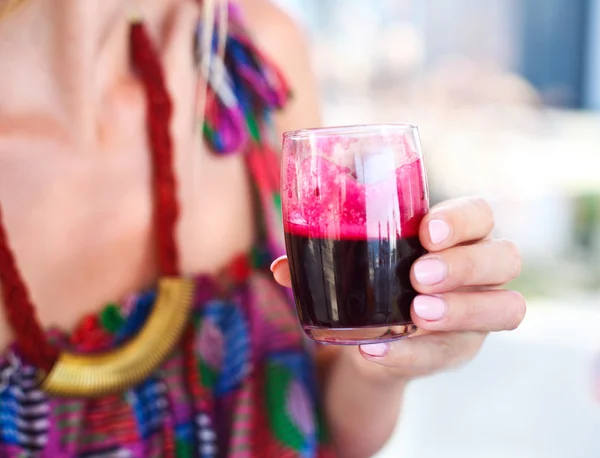 Woman holding glass of a beetroot juice — Stock Photo, Image