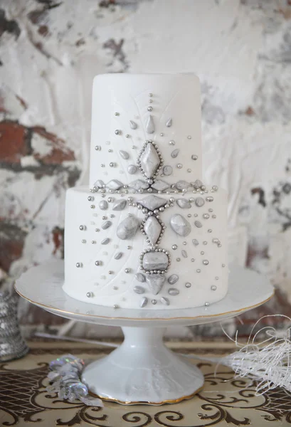 Gümüş süslemeli beyaz düğün pastası — Stok fotoğraf