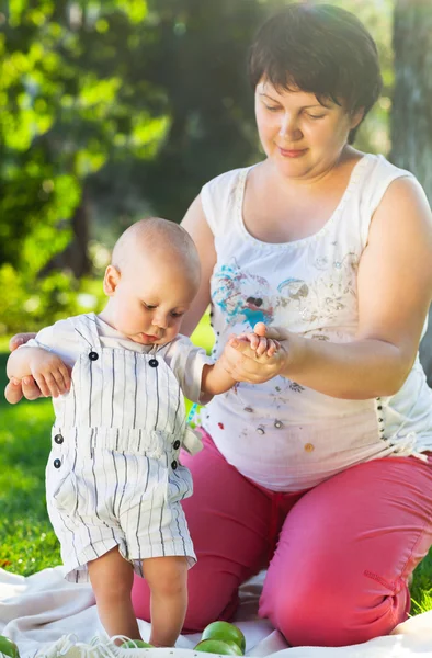 Bebé aprendiendo a caminar al aire libre — Foto de Stock