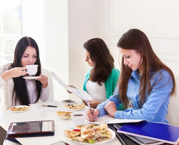 Vrouwelijke studenten thuis samen studeren — Stockfoto