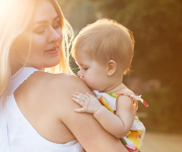 Feliz madre y su bebé — Foto de Stock