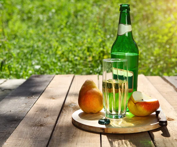 Pear cider and pears on the summer picnic — Stock Photo, Image