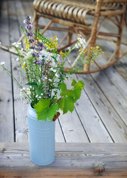 Leuchtend gelbe und blaue Blumen auf der Veranda — Stockfoto