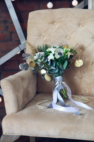 Bouquet de mariage avec ranunculus, freesia, roses et anémon blanc — Photo