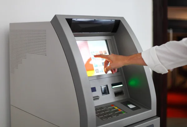 Mann benutzte Bankautomat — Stockfoto