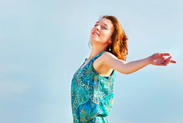 Portret van de mooie jonge vrouw met rood haar fladderende — Stockfoto