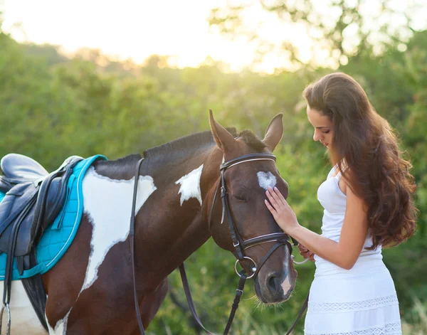 Vacker kvinna och en häst — Stockfoto