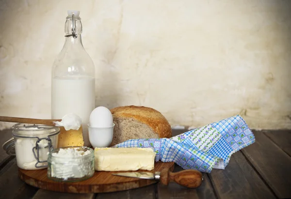 Pão fresco e produtos lácteos — Fotografia de Stock