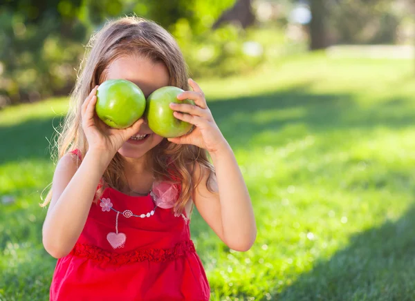 緑のリンゴで面白い女の子 — ストック写真