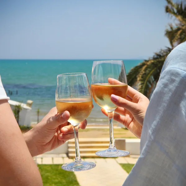 Homme et femme serrant des verres à vin avec du vin blanc — Photo