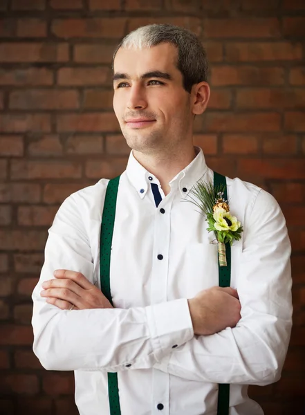 Bräutigam trägt Knopfloch mit weißer Anemone — Stockfoto