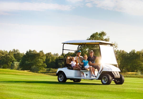 Prachtige familie portret in een kar op de golfbaan — Stockfoto