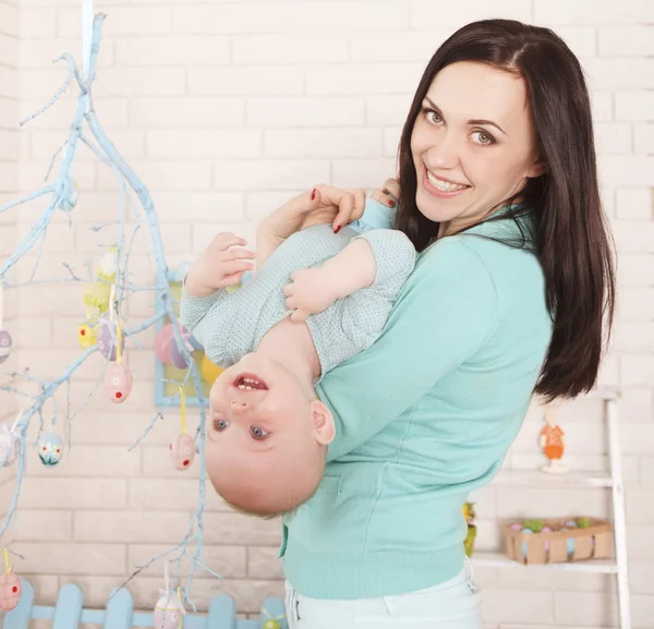 Feliz madre y bebé pasando tiempo juntos — Foto de Stock