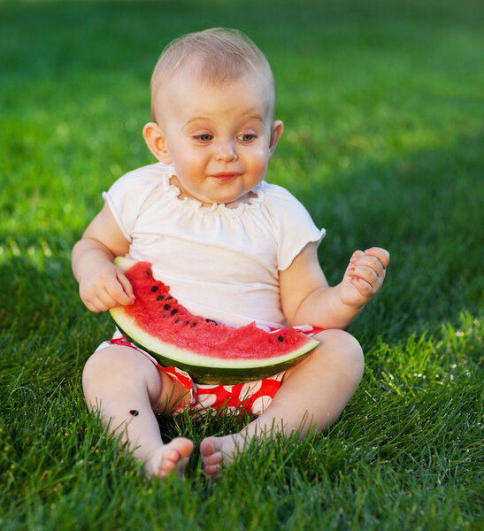 Счастливого малыша с куском арбуза
