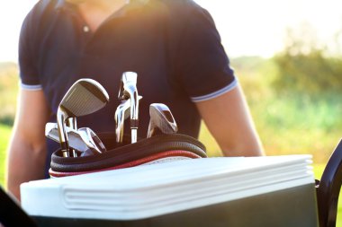 Profesyonel golf vites golf sahasında günbatımına yakın çekim