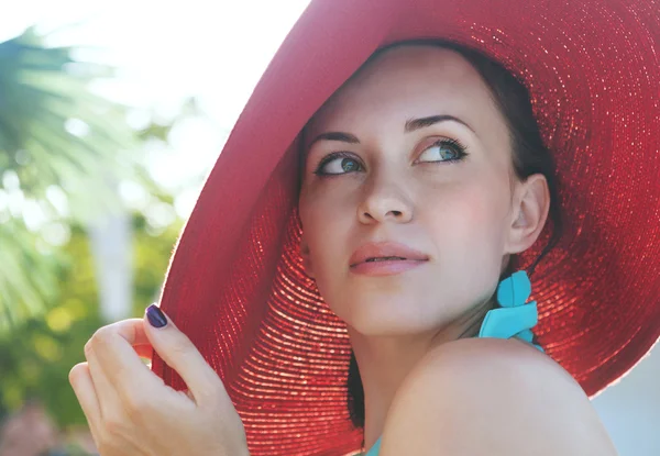 Giovane bella donna bruna sexy indossa cappello di paglia rosso — Foto Stock