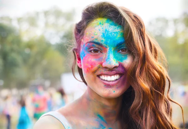 Szczęśliwa młoda dziewczyna na festiwalu kolorów holi — Zdjęcie stockowe