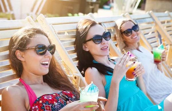 Chicas felices con bebidas en la fiesta de verano —  Fotos de Stock