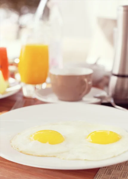 Smakelijk ontbijt in de ochtend met eieren — Stockfoto