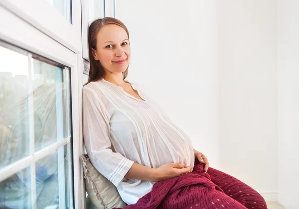 Portret van de jonge lachende zwangere vrouw — Stockfoto