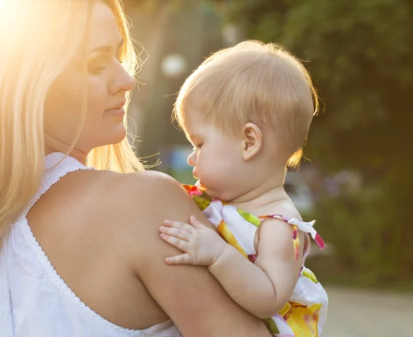 Mother and her baby enjoy the sunset — Stock Photo, Image
