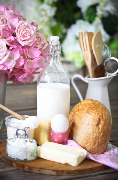 Ingredientes para masa sobre mesa de madera blanca —  Fotos de Stock