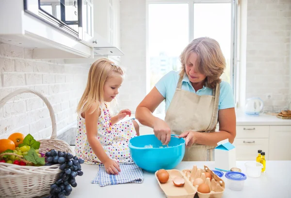 Carino piccola ragazza cottura con la nonna — Foto Stock