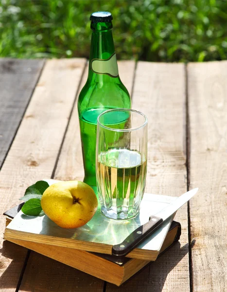 Pear cider and pears in the summer garden — Stock Photo, Image