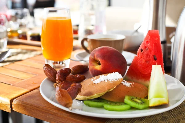 Ontbijt in de ochtend met pancaces en fruit — Stockfoto