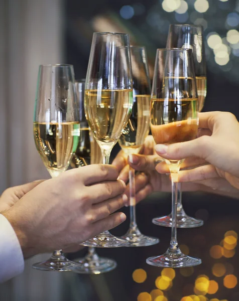 Mensen houden van glazen van champagne maken een toast — Stockfoto